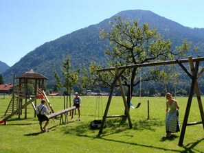 Großer Garten mit Spielplatz
