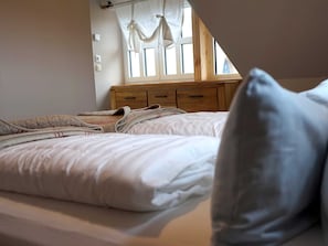 erstes Schlafzimmer mit Doppelbett