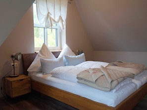 erstes Schlafzimmer mit Doppelbett