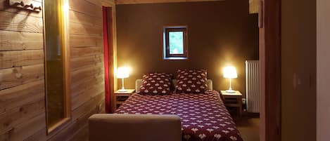 La grande chambre. Un lit confortable dans une ambiance chalet