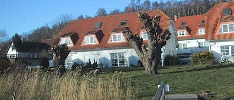 Blick vom Bootssteg zur Terrasse des Ferienhauses