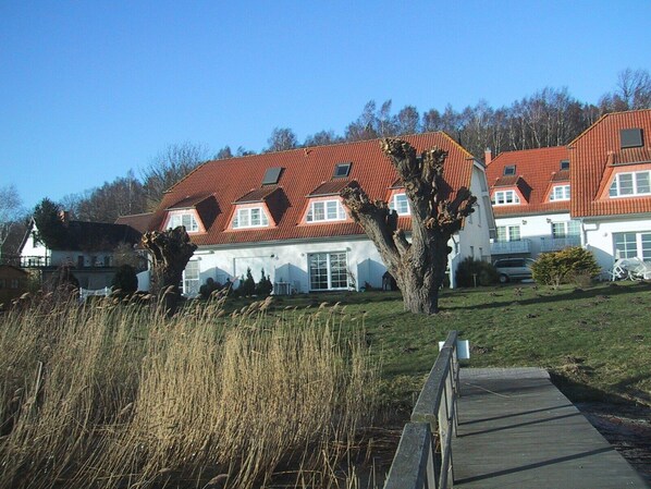 Blick vom Bootssteg zur Terrasse des Ferienhauses