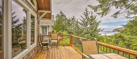 Manzanita Vacation Rental | 3BR | 2.5BA | 1,750 Sq Ft | 1 Step to Enter