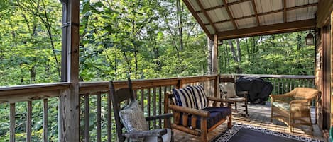 Gatlinburg Vacation Rental | 1BR | 1BA | 528 Sq Ft | 2 Stairs Required