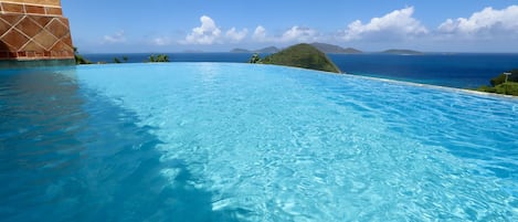 Lovely infinity pool 