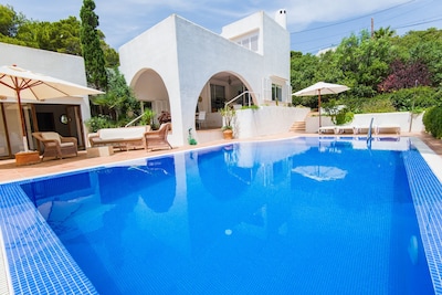 Villa with pool in pine forest with sea views.