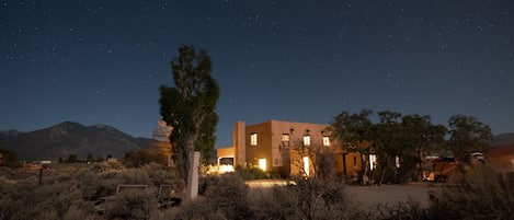 Casa Sienna -- set in a dramatic location with views of Taos Mountain