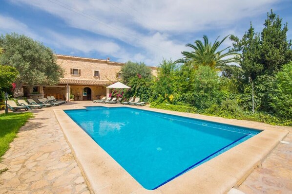 Rustic finca with pool and barbecue in Mallorca
