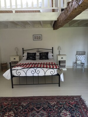 mezzanine double bedroom with single bed upstairs