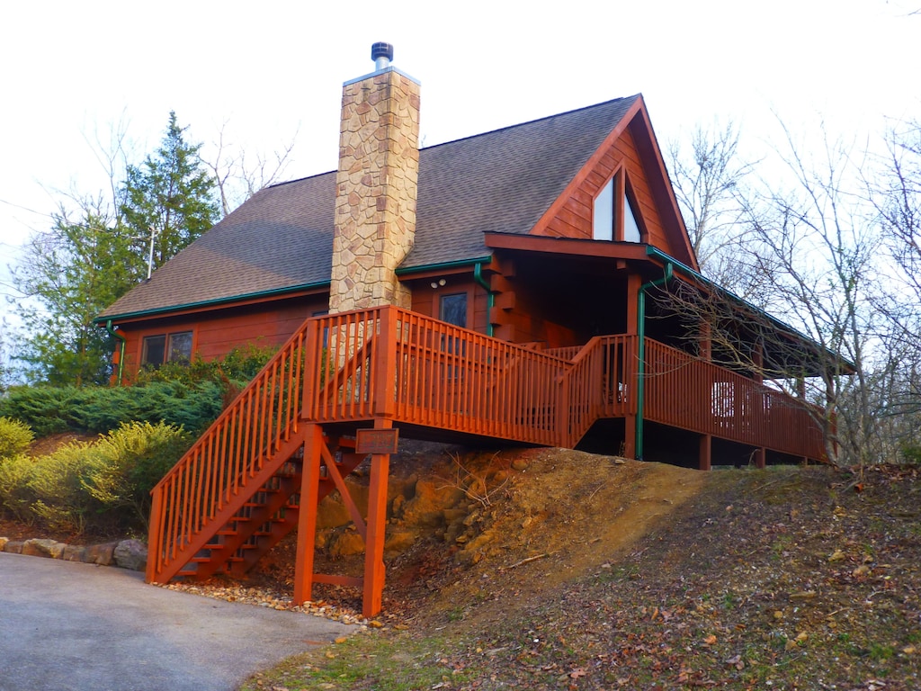 Premier cabin in Eagle Springs Resort! King/Queen beds, hot tub, BBQ