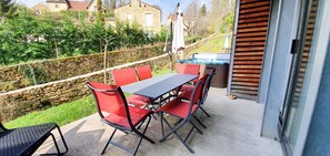 Terrasse avec Jacuzzi Privatif 
Terrasse with private Jacuzzi