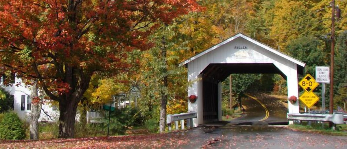 Jay Peak ski house mins to the mountain in quaint Vermont village