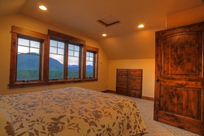 Bedroom w/ queen size bed and mountain views