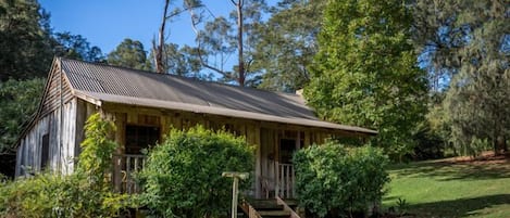 Magnolia Cottage front