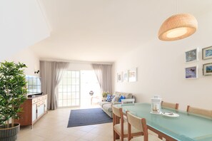 Spacious and bright living and dinning area