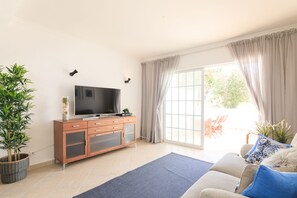 Modern TV, cable TV and free wifi 