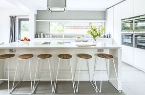 Kitchen breakfast bar