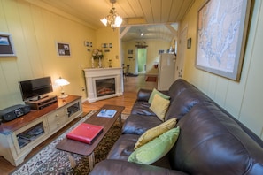 Living Room, Fireplace, TV/Cable, Stereo, Ipod Dock, Wifi