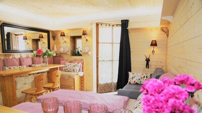 Das Wohnzimmer mit Holzvertäfelungen vom Tegernsee