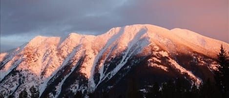 Alpenglow on Strawberry Mountain