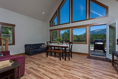 Beautiful Chalet With Mountain Views located 1 mile from Glacier National Park