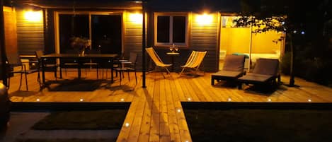 maison  et terrasse en bois en toute intimité