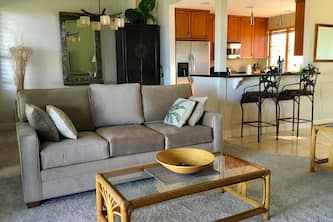 Beautiful Condo -Beachfront Complex 3-4 min easy walk to beach. Grt Ocean views