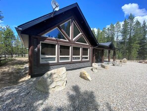 Wolf Den Cabin Rental (966)
