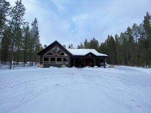 Wolf Den Cabin Rental (989)