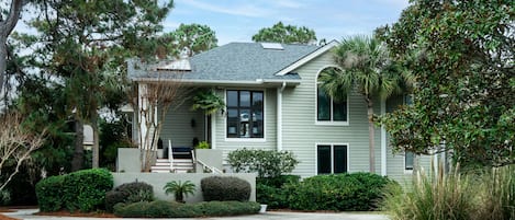 2251 Catesby's Bluff is an amazing home located just steps from Seabrook's beautiful North Beach