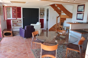 Gouelet-Ker "Ile de Sein", le salon au fond, la table des repas au premier plan.