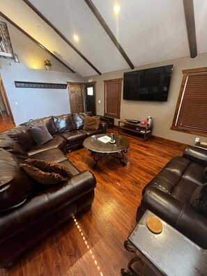 Grizzly Den Cabin Rental (2214)