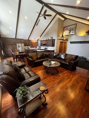 Grizzly Den Cabin Rental (2215)