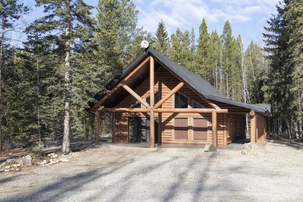 Grizzly Den Cabin Rental (1637)