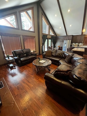 Grizzly Den Cabin Rental (2216)