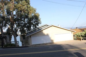 duplex house with 4+ parking in front house