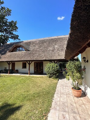 Main Cottage & Court Yard 