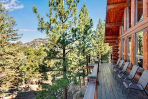 Seating for 10 on the front deck
