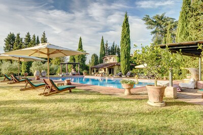 Villa Gnomone está situado en una antigua finca rodeada de la campiña toscana.