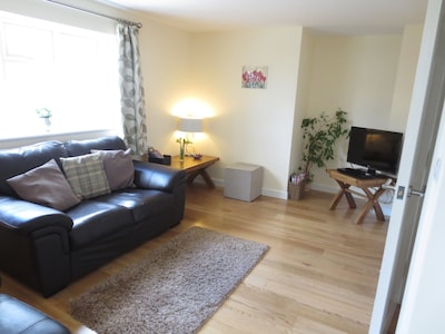 Oxford Apartments 2 - Modern, beautiful Apartment fully furnished with parking