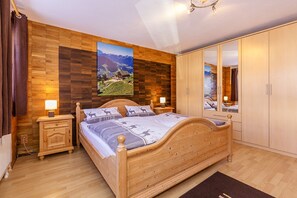 Wanderlust 72 m², für 4 Personen, 1 sep. Schlafzimmer, WLAN, Terrasse-Schlafzimmer mit Doppelbett und Einzelbett