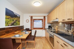 Wanderlust 72 m², für 4 Personen, 1 sep. Schlafzimmer, WLAN, Terrasse-Küche mit Essbereich