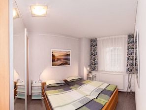 Ferienwohnung für 4 Personen, 2 Schlafzimmer mit Balkon, 60 m²-1. Schlafzimmer