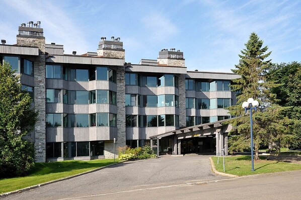 Main entrance / Entrée principale