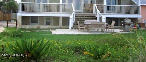 3 Story Oceanfront with Large Grass Lawn & 3 Decks - Walking distance to restaurants and only 5 Miles to Downtown St Augustine