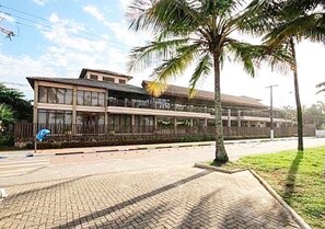 Fachada Condomínio Pantai Enseada Guarujá 
Frente a praia, quase pé na areia!!!