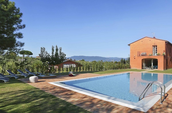 Building Exterior, Garden, Pool