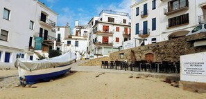 This apartment, located right in the middle of the lively Calella, brings you a jaw dropping view! You will be right on the boulevard, meaning right next to the restaurants and bars, and metres away from the beach.