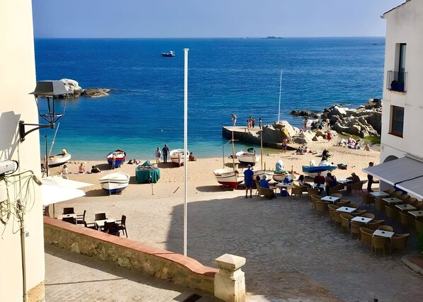 Located right in the middle of the lively Calella, brings you a jaw dropping view! The property is located in a beautiful, unique and authentic building, with a beautiful stairway.