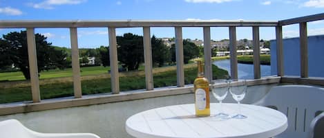 Relax on the balcony and enjoy the river view and spotting the swans!   